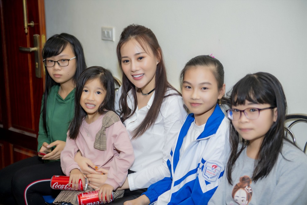 Diễn viên Phương Oanh cùng các fan nhí.
