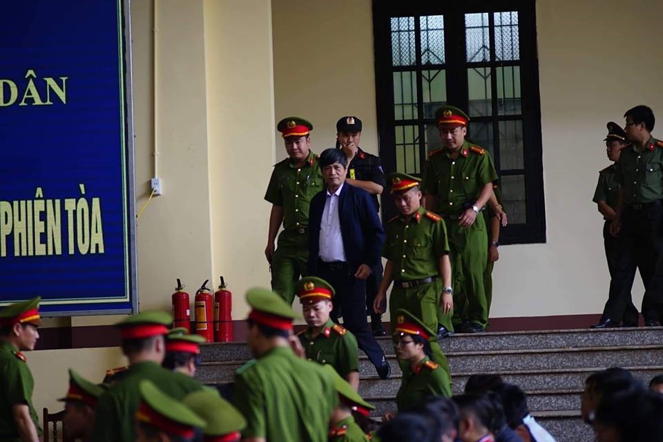 Sau khi hoàn tất thủ tục an ninh, khoảng 7h45, tòa bắt đầu làm việc qua thủ tục thư ký thông báo sơ qua nội quy phiên tòa. Trong ảnh là ông Nguyễn Thanh Hóa được lực lượng an ninh đưa đến bục khai báo.