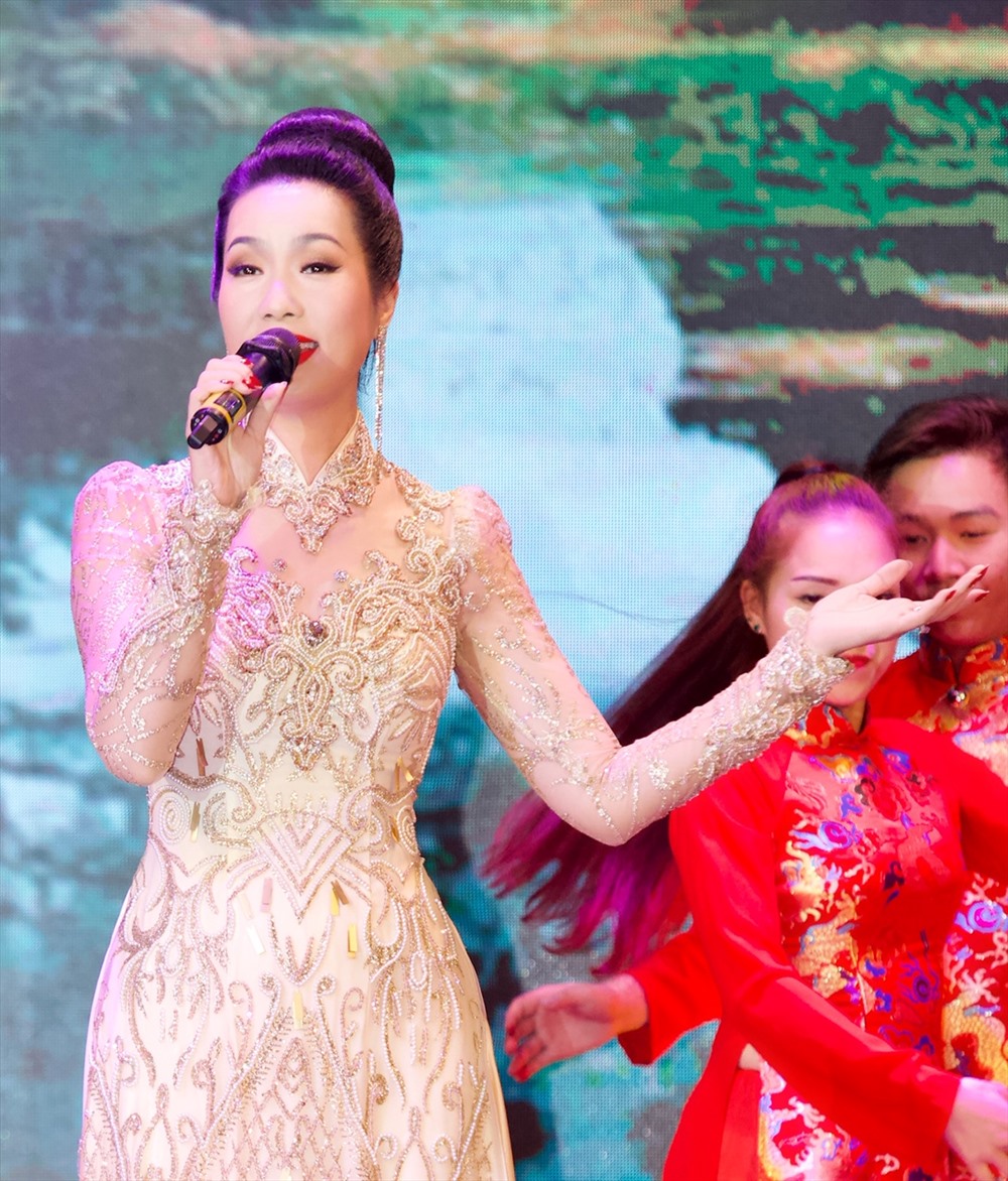 Trịnh Kim Chi cũng được yêu mến bởi giọng hát ngọt ngào. 