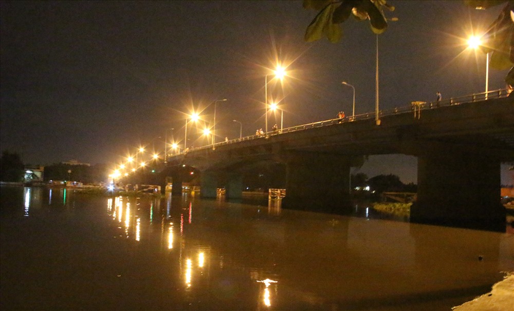 Cầu Phú cường bắc qua sông Sài Gòn.