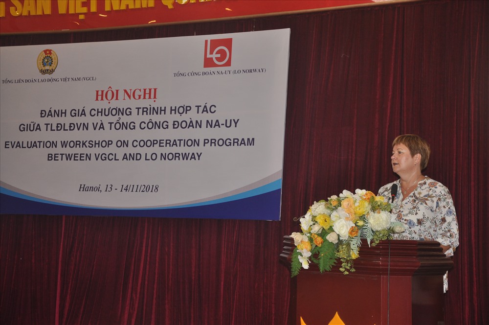 Bà Nina Mojberg, Giám đốc Trung tâm đoàn kết quốc tế (CĐ Na- Uy) phát biểu tại Hội nghị. 