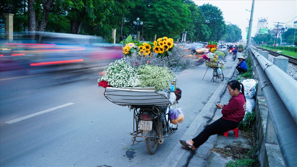 Chiếc xe chở hoa cúc họa mi như tô điểm thêm cho phố phường Hà Nội.