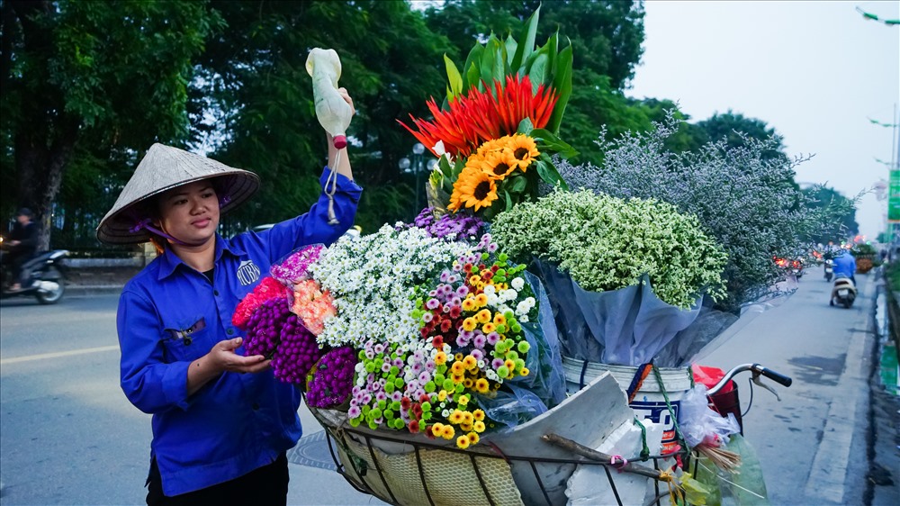 Chiếc xe chở hoa cúc họa mi như tô điểm thêm cho phố phường Hà Nội.