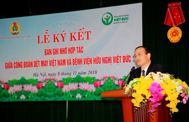 Phó Giám đốc Bệnh viện Hữu nghị Việt Đức Trần Đình Thơ phát biểu tại lễ ký. Ảnh: CĐ Dệt May VN