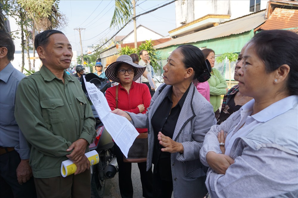 Nhiều người dân Thủ Thiêm có mặt ở bên ngoài khu vực tiếp dân