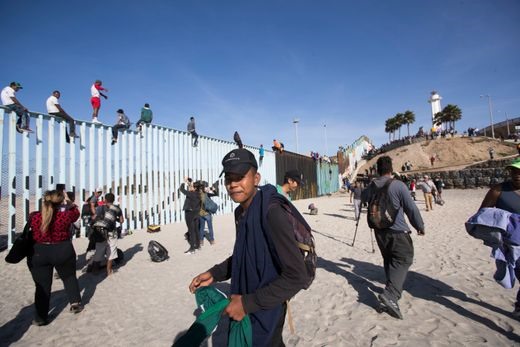 Đoàn người di cư đầu tiên đã đến biên giới Mỹ-Mexico hôm 13.11. Ảnh: USA Today