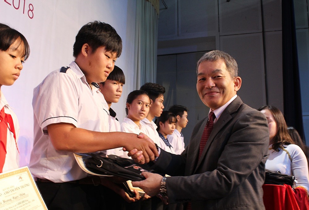 Tổng giám đốc Công ty Ajinomoto Việt Nam – Keiji Kaneko trao học bổng cho các em học sinh.