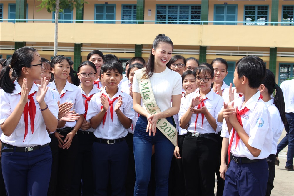 Các học sinh nhỏ Trường THCS Mỹ Hóa vui mừng chào đón Hoa hậu Nguyễn Phương Khánh.
