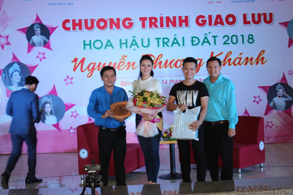 Tỉnh đoàn và Hội LHTNVN tỉnh Bến Tre tặng hoa chúc mừng Phương Khánh và gia đình.