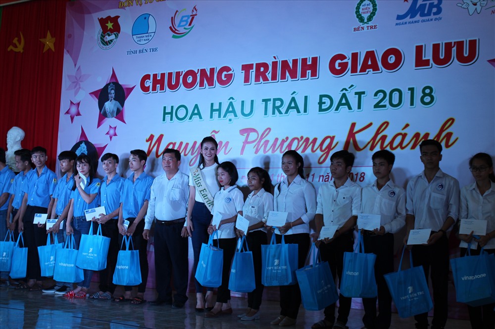 Cùng các nhà tài trợ, Hoa hậu Phương Khánh tặng 60 phần quà cho các học sinh nghèo.