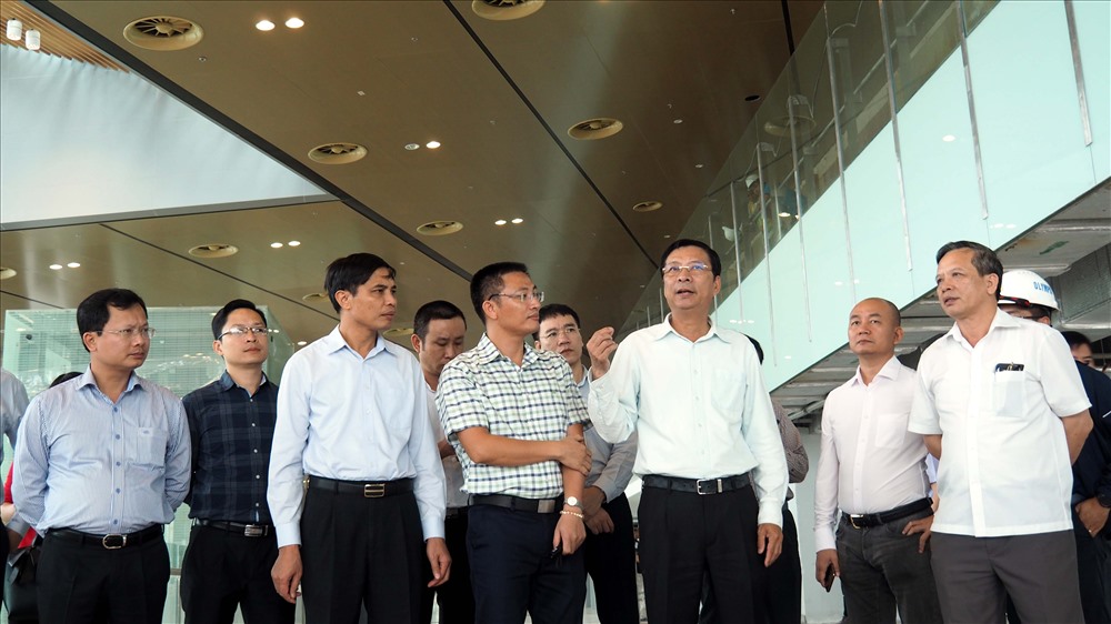 Lãnh đạo tỉnh Quảng Ninh thị sát và chỉ đạo chủ đầu tư chuẩn bị đưa Sân bay Vân Đồn vào khai thác vào cuối tháng 12.2018. Ảnh: T.N.D