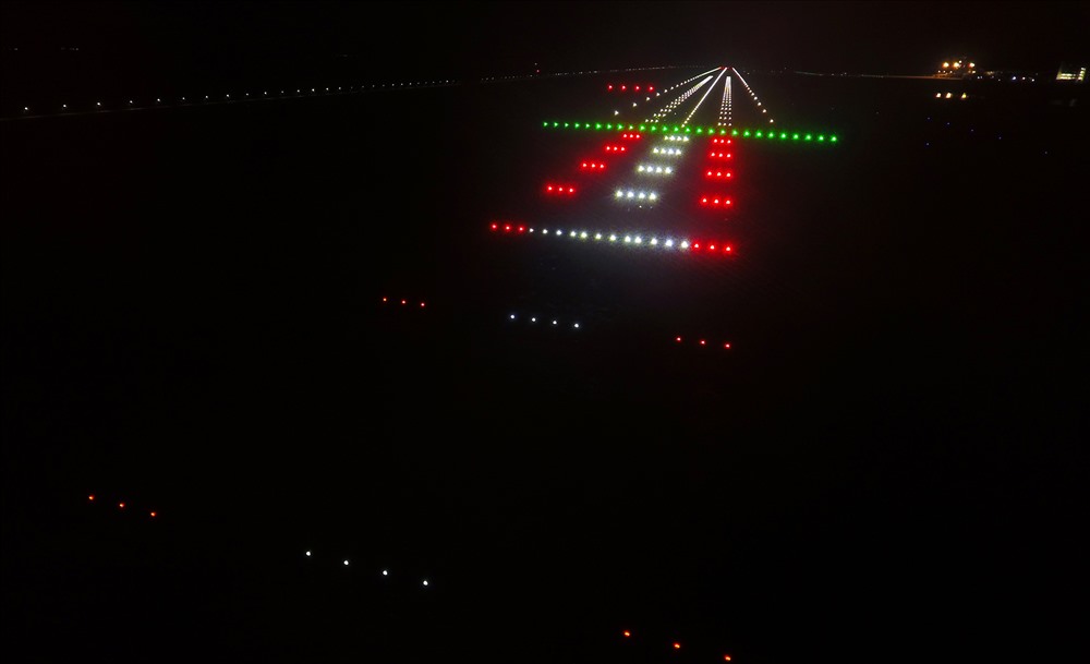 Hệ thông đèn dẫn đường cất hạ cánh hiện đại Cảng hàng không Vân Đồn. Ảnh: T.N.D