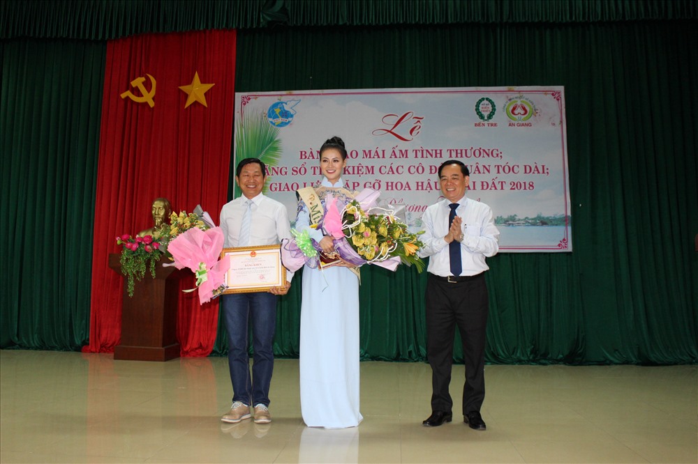 Phó bí thư Tỉnh ủy Bến Tre - ông Trần Ngọc Tam (bên phải) trao Bằng khen của UBND tỉnh Bến Tre cho Hoa hậu Phương Khánh.