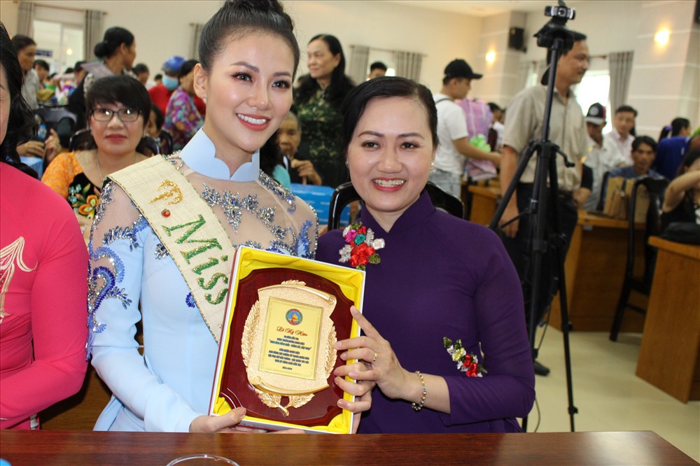 Hoa hậu Phương Khánh nhận quà lưu niệm của Hội LHPN tỉnh bến Tre.