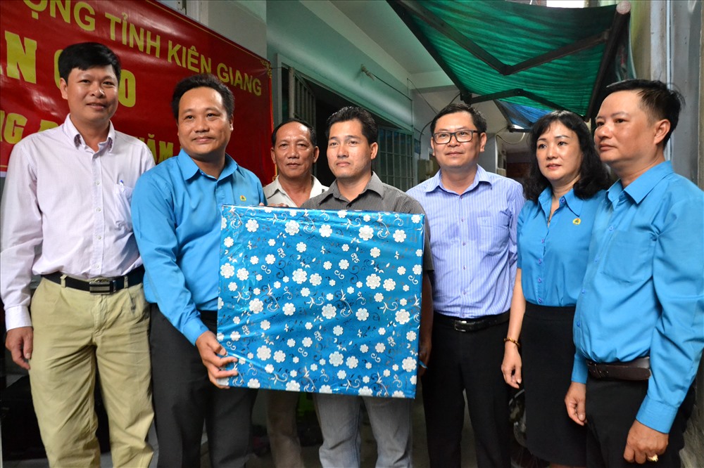 Đại diện LĐLĐ Kiên Giang tặng quà cho gia đình đoàn viên Trang Minh Phường. Ảnh: Lục Tùng