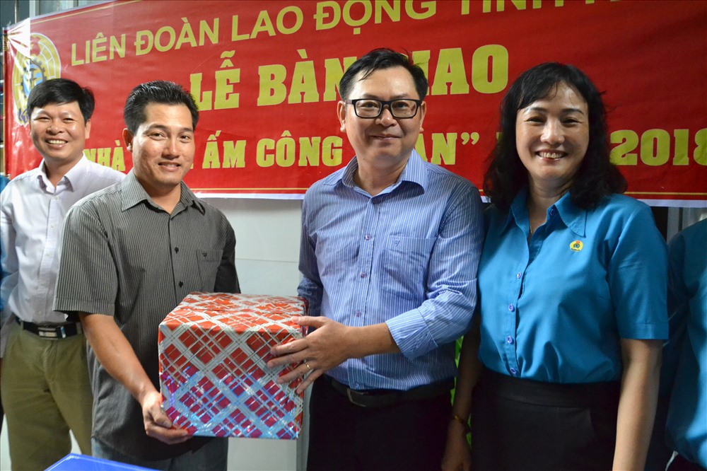 Đại diện Đảng, BGH, CĐCS trường PTTH chuyên Huỳnh Mẫn Đạt tặng quà cho gia đình Trang Minh Phường. Ảnh: Lục Tùng