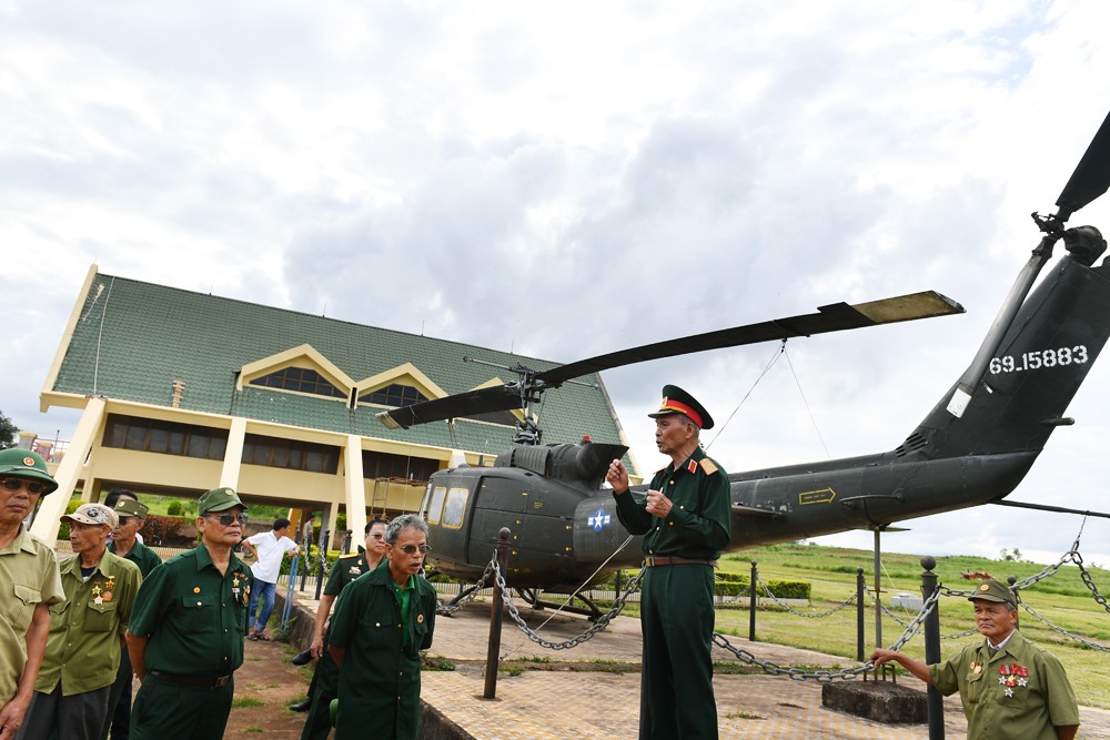 Tướng Huy ôn lại kỷ niệm chiến trường tại sân bay Tà Cơn, Khe Sanh tháng 7.2018.