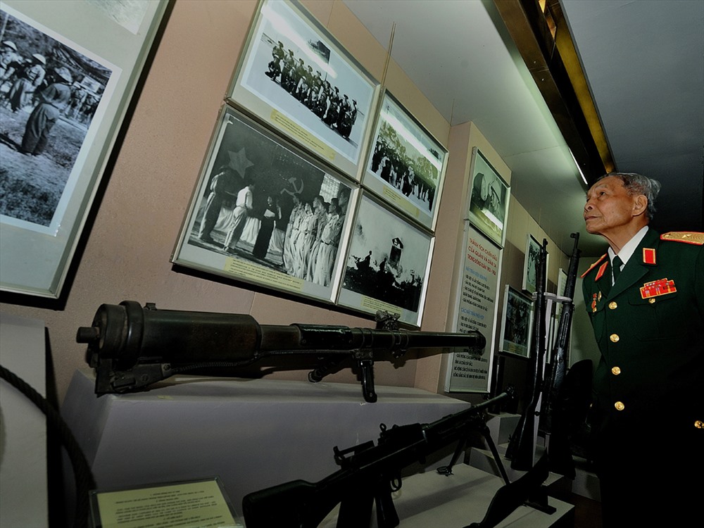 Tướng Huy thăm Bảo tàng lịch sử quân sự Việt Nam