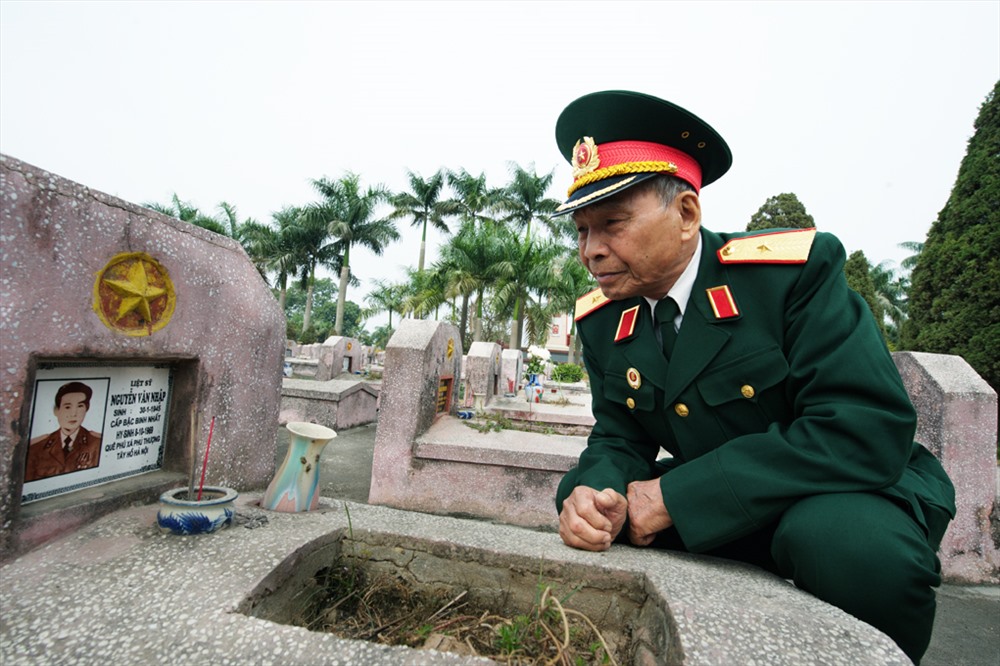 Chiều mùa đông,  tướng Huy  đến viếng  các đồng đội ở nghĩa trang Hà Nội. Ông kể  nhiều lúc buồn, ông lại đến nghĩa trang, nói với những ngôi mộ: xin các liệt sỹ tha thứ cho ông. Vì  ông là chỉ huy của nhiều  trận đánh trong đó có những trận, đồng đội của ông hy sinh nhiều.