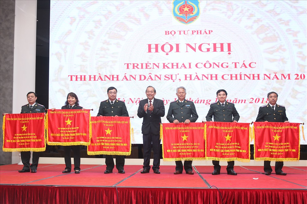 Ủy viên Bộ Chính trị, Phó Thủ tướng thường trực Trương Hòa Bình trao Cờ thi đua cho các Cục THADS địa phương. Ảnh Trần Vương