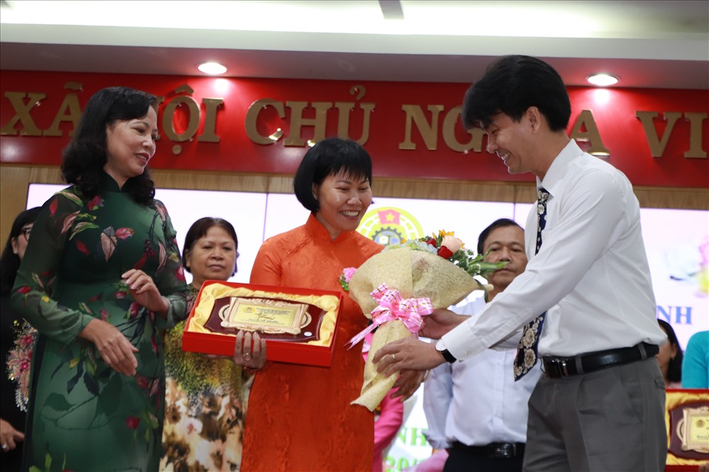Đại diện lãnh đạo Sở và lãnh đạo Công đoàn ngành Giáo dục TPHCM tặng hoa và kỷ niệm chương đến các nhà giáo ưu tú.