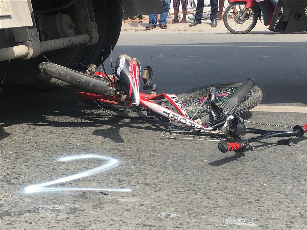 Tai nạn giữa xe container và xe đạp, một bà cụ bị cán tử vong.