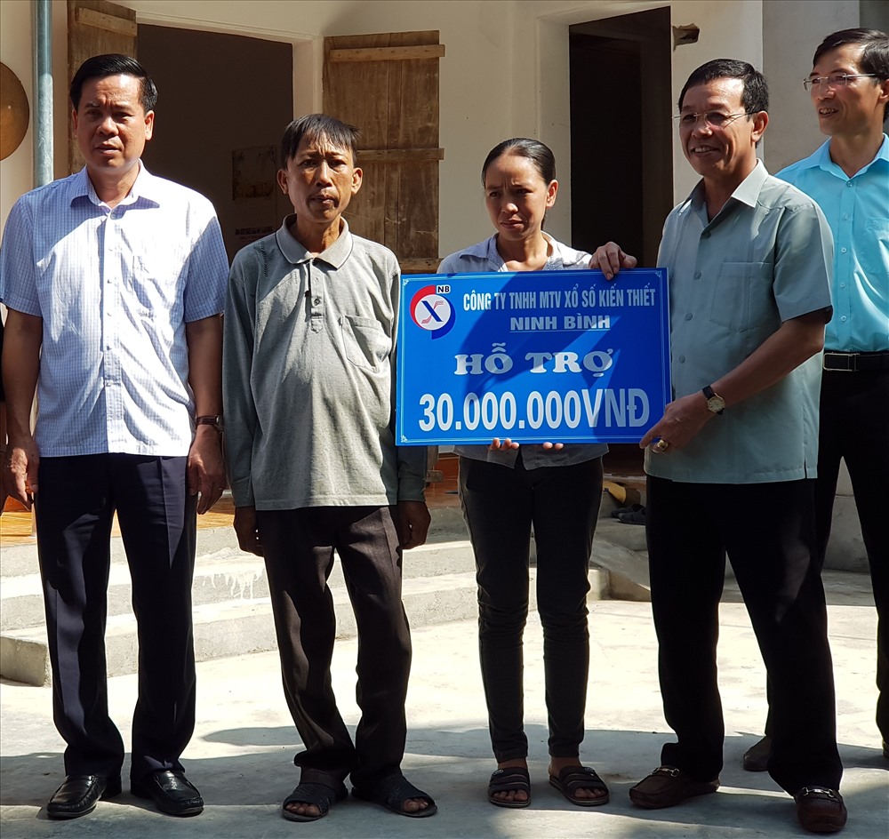 LĐLĐ tỉnh Ninh Bình trao tiền hỗ trợ cho gia đình chị Lã Thị Sinh. Ảnh: NT