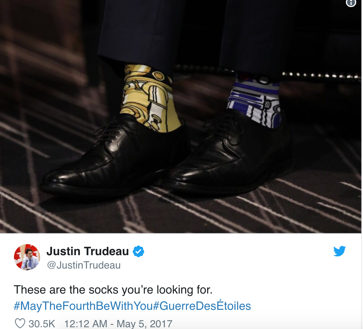 Đôi tất cọc cạch và lời giải thích trên Twitter của Thủ tướng Trudeau.