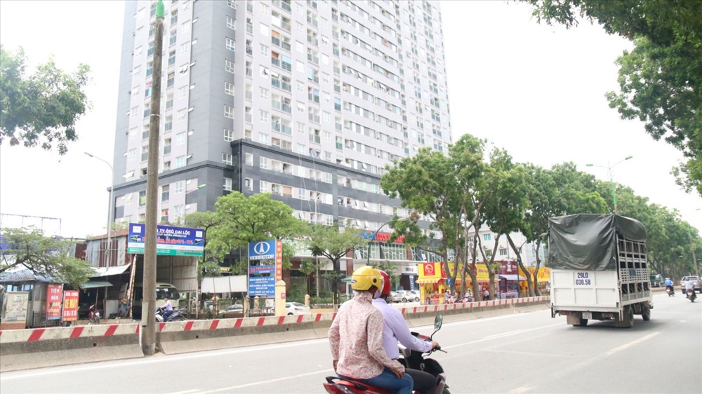 Người thu nhập thấp phải đăng ký hồ sơ để được quyền mua nhà ở xã hội 30 Phạm Văn Đồng (Hà Nội). Ảnh: V.G