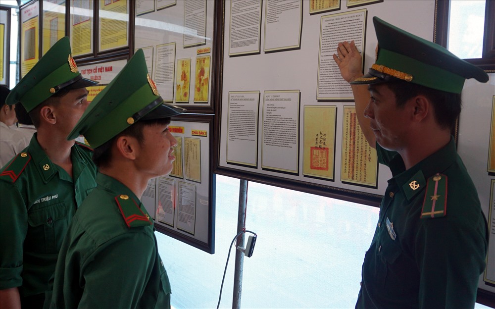 Chiến sĩ Bộ đội Biên phòng cùng xem triển lãm (ảnh Nhật Hồ)