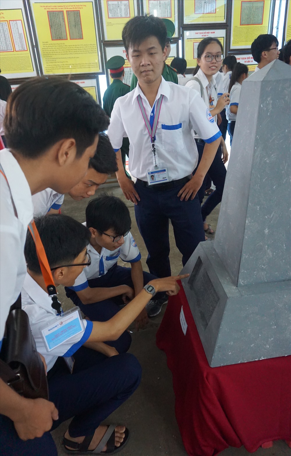 Các em học sinh thích thú với mốc chủ quyền biển đảo của Việt Nam (ảnh Nhật Hồ)