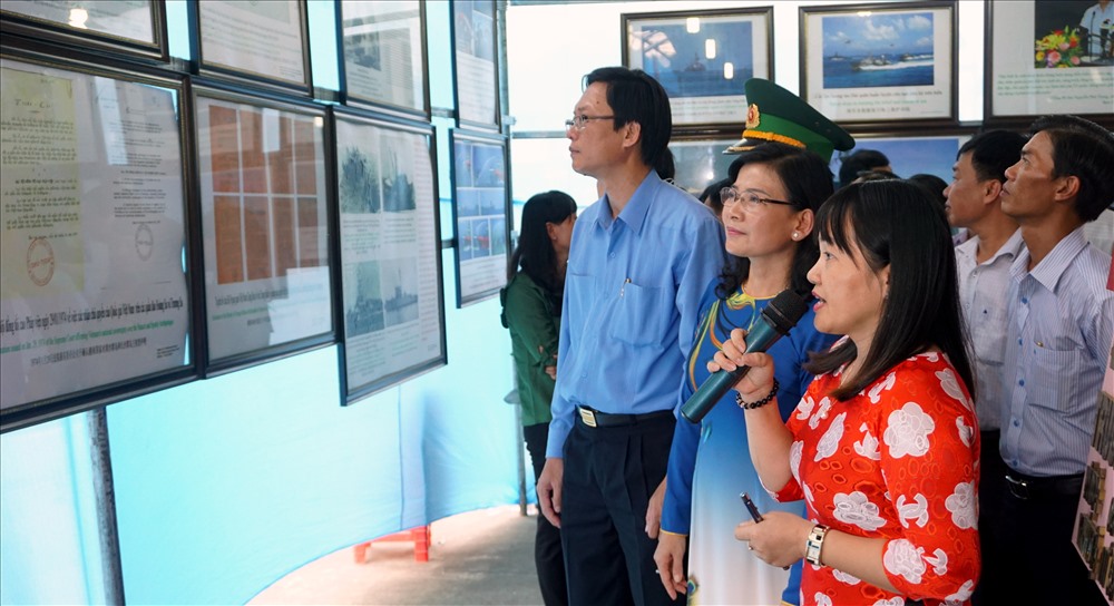 Bà Lâm Thị Sang, Phó Chủ tịch UBND tỉnh Bạc Liêu cùng lãnh đạo huyện Hòa BÌnh xem triển lãm (ảnh Nhật Hồ)