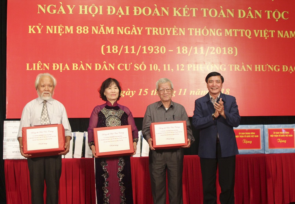 Chủ tịch Tổng Liên đoàn Lao Động Việt Nam trao quà cho đại diện khu dân cư 3 tổ 10-11-12 trên địa bàn phường Trần Hưng Đạo. Ảnh Trần Vương