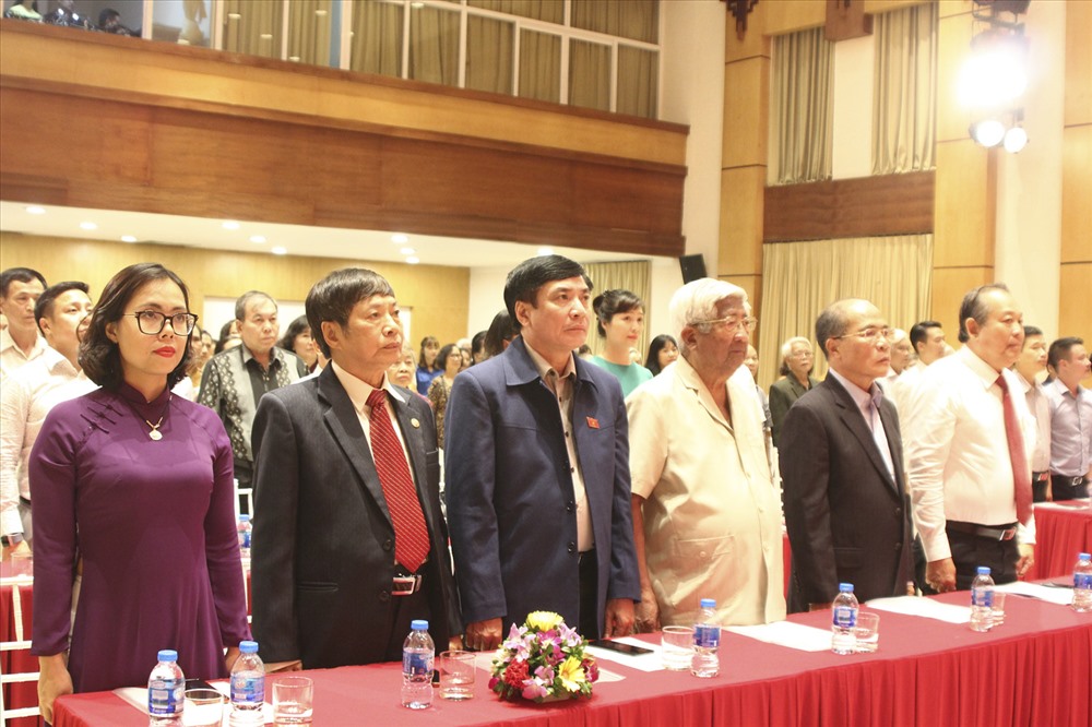 Các đại biểu tham dự ngày hội làm lễ chào cờ. Ảnh Trần Vương