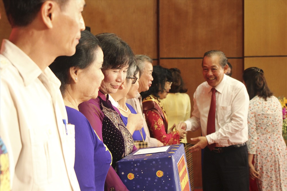 Phó Thủ tướng Thường trực Trương Hòa Bình trao quà cho đại diện khu dân cư. Ảnh Trần Vương