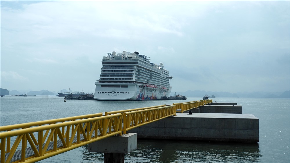 Cảng tàu khách quốc tế Hòn Gai với cầu cảng dài 524m, sàn đón trả khách có diện tích 3.900m2, cầu dẫn từ bờ ra bến cảng dài 785m... Ảnh: T.N.D