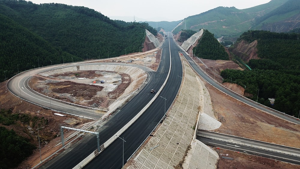 Dự án cao tốc Hạ Long - Vân Đồn, có tổng mức đầu tư 14.000 tỷ đồng, chiều dài hơn 59km nối cao tốc Hạ Long - Hải Phòng với Khu kinh tế Vân Đồn đã cơ bản hoàn thành. Ảnh: T.N.D