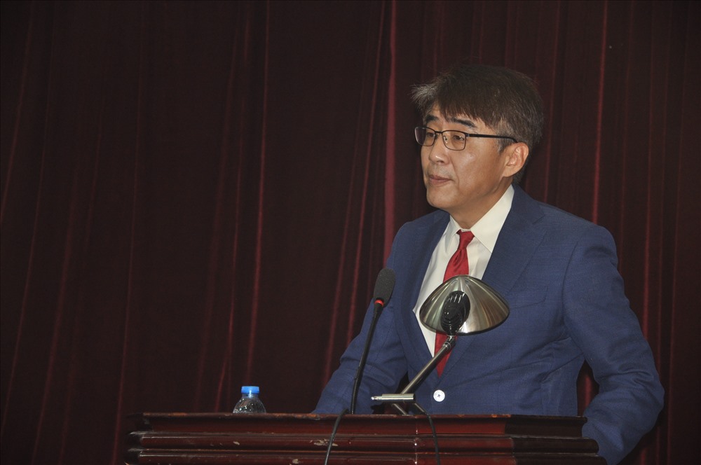 Giám đốc Văn phòng ILO Việt Nam Chang Hee Lee phát biểu tại Hội nghị. 