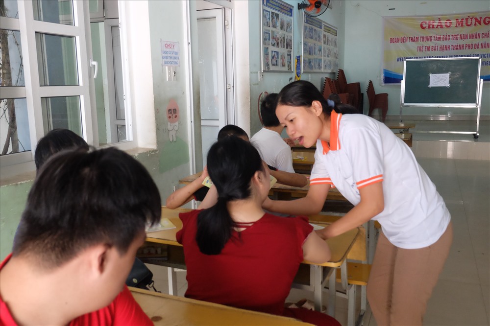 Cô Nguyễn Thị Ngọc Trang (SN 1987), tốt nghiệp ngành Sư phạm mầm non Đại học sư phạm Đà Nẵng, đã dạy tại trung tâm gần 10 năm nay.