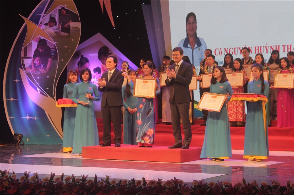 Bộ trưởng Phùng Xuân Nhạ trao tặng bằng khen cho 48 thầy cô. 