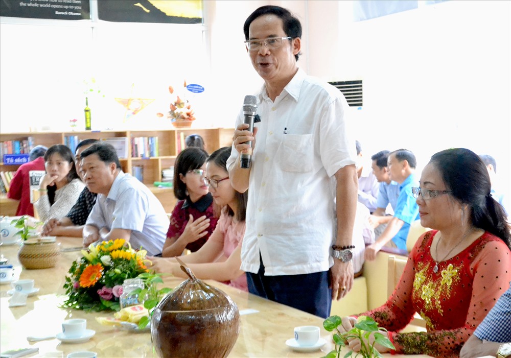 PGS.TS Nguyễn Văn Đệ phát biểu tại buổi lễ trao tặng sách. Ảnh: Lục Tùng