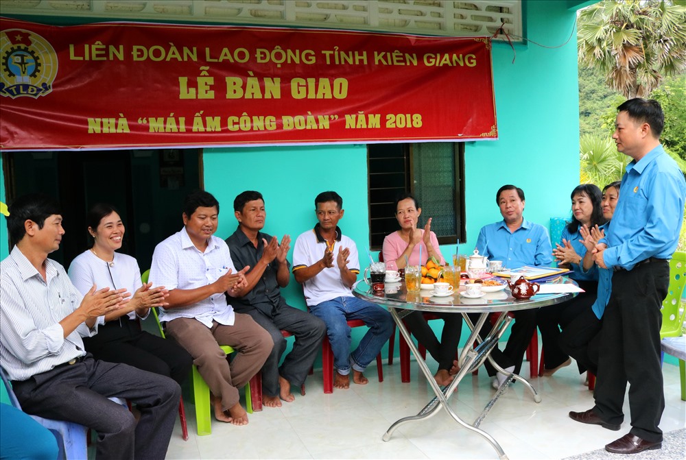 Niềm vui chung trong ngày bàn giao nhà MÂCĐ cho gia đình chị Chau Thị Diên. Ảnh: LT