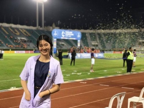 Nữ bác sĩ của ĐT Thái Lan đang “gây sốt” tại AFF Cup 2018.
