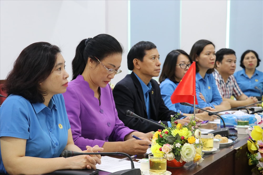 Đại diện Tổng LĐLĐVN, CĐ Y tế VN tại buổi trao quà cho nhân dân Lào thiệt bị do vỡ đập thuỷ điện Xe-Pian Xe-Namnoy.