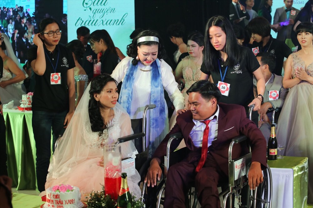 Se duyên cho các cặp đôi khuyết tật, NSND Kim Cương đã đem lại hạnh phúc  cho những mảnh đời gặp không may này. 