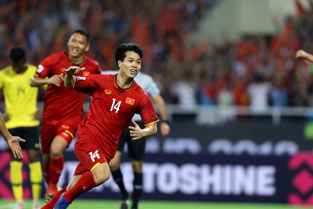 ĐT Việt Nam tạm thời xếp ở vị trí nhì bảng A sau 2 trận thắng, nhưng thua đối thủ Myanmar về hiệu số. Ảnh: AFF