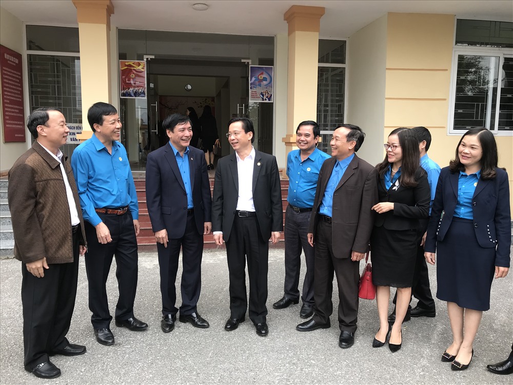 Chủ tịch Bùi Văn Cường (thứ ba từ trái sang) cùng lãnh đạo tỉnh Lạng Sơn trao đổi với CBCĐ tỉnh. Ảnh: V.L