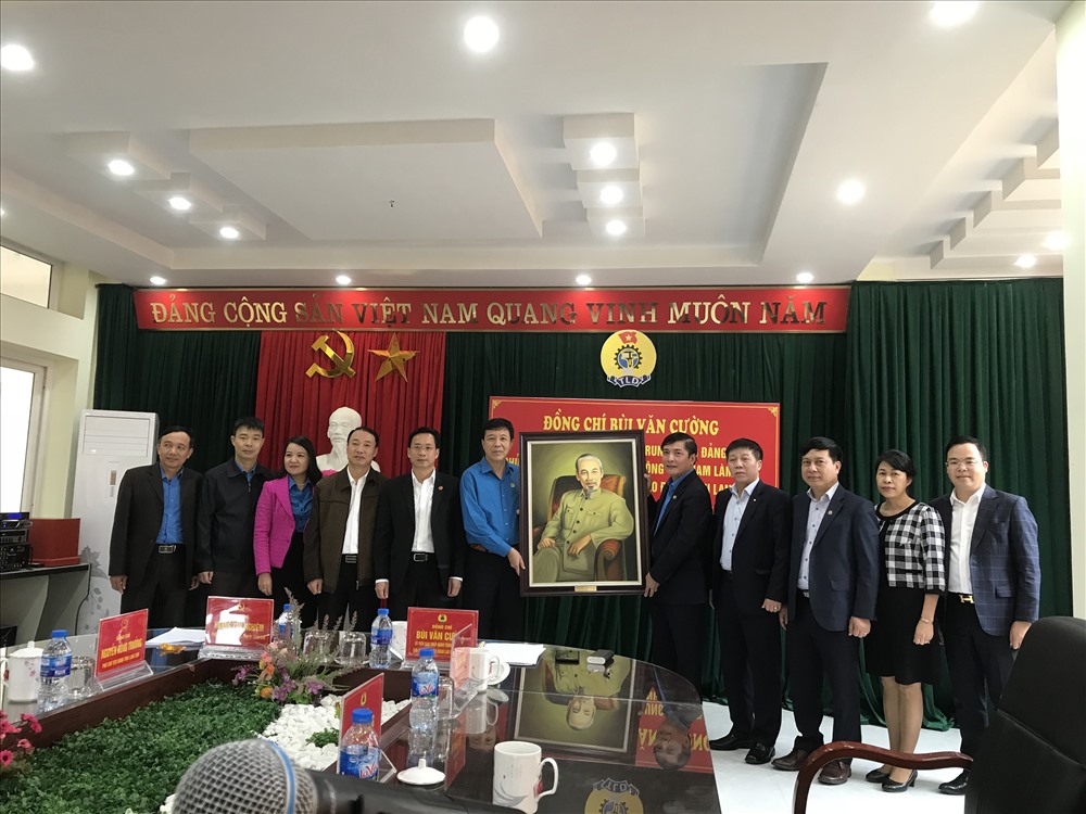Đoàn công tác của Tổng LĐLĐVN tặng LĐLĐ tỉnh Lạng Sơn bức tranh quý về Bác Hồ. Ảnh: V.L