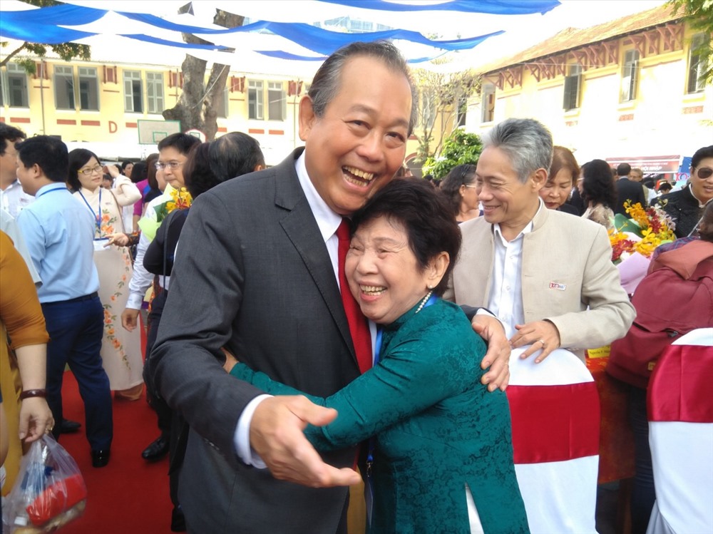 Phó Thủ tướng thường trực Trương Hoà Bình xúc động khi gặp lại cô Hiệu trưởng Tôn Tuyết Dung