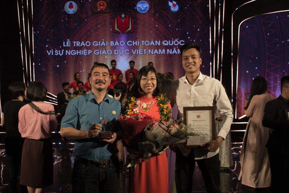 Nhóm tác giả báo Lao Động đoạt giải A báo chí về Giáo dục.